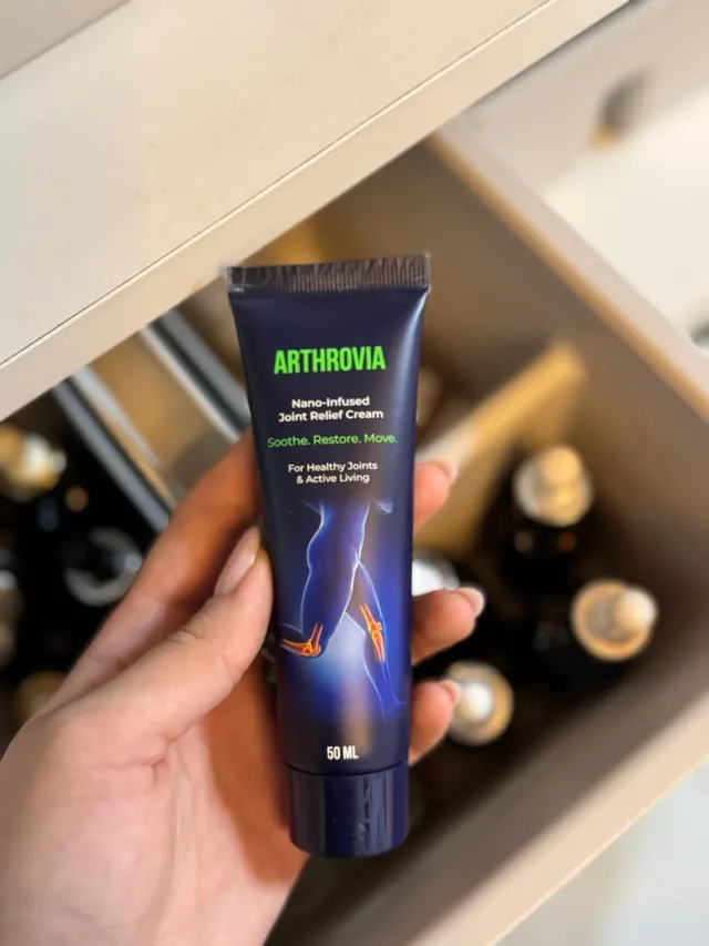 Arthrovia — crema per articolazioni, tubo e astuccio da 50 ml fotografati dal vivo