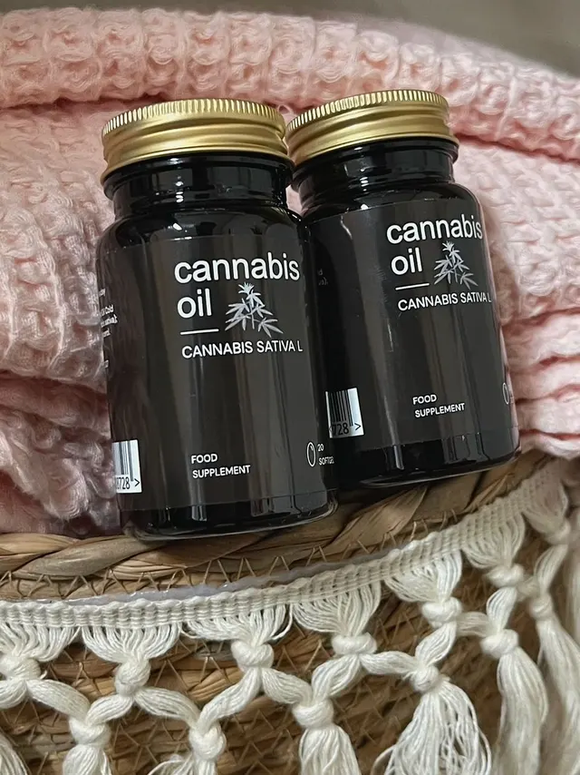 Cannabis Oil — Cannabis Oil étrend-kiegészítő: 20 lágyzselatin kapszula sötét üvegben