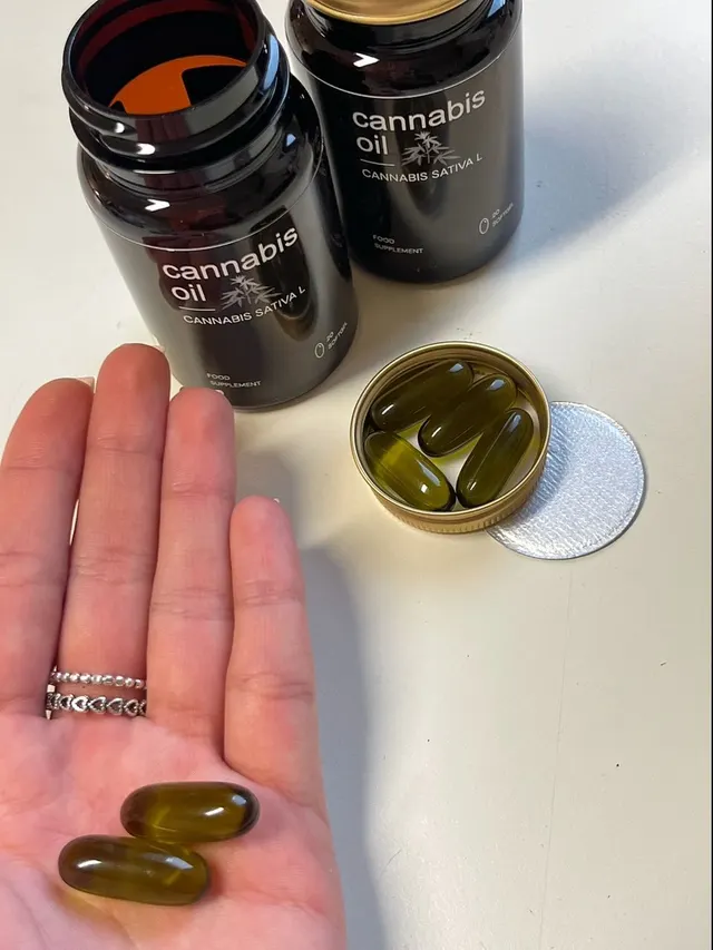 Cannabis Oil — Cannabis Oil étrend-kiegészítő: 20 lágyzselatin kapszula sötét üvegben