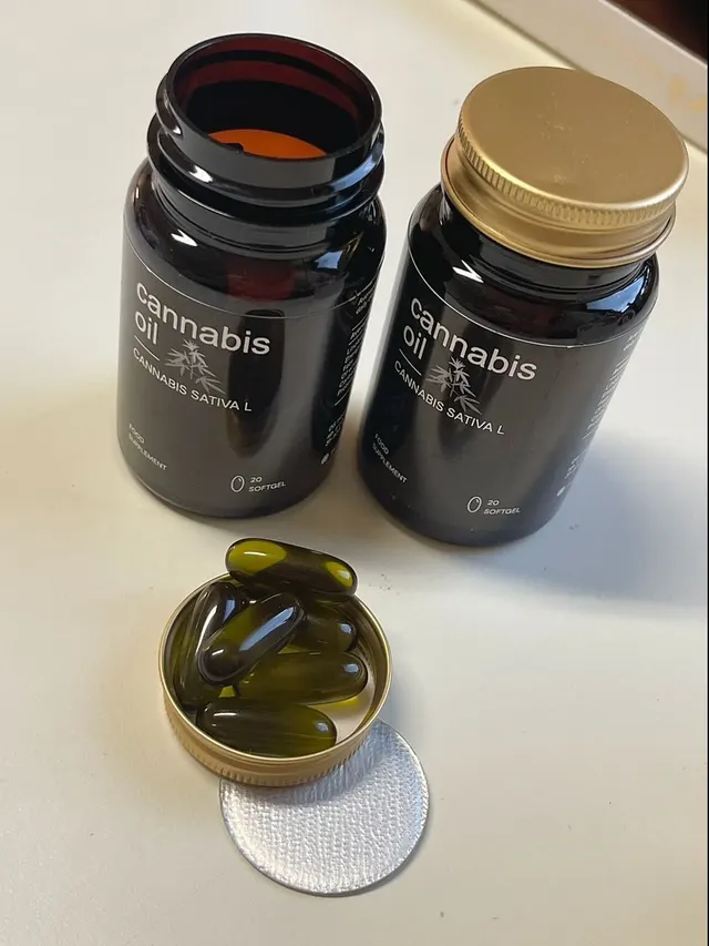 Cannabis Oil — Cannabis Oil étrend-kiegészítő: 20 lágyzselatin kapszula sötét üvegben