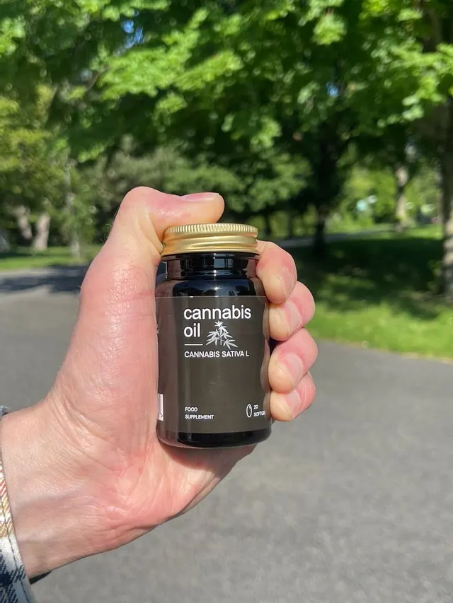 Cannabis Oil — Cannabis Oil étrend-kiegészítő: 20 lágyzselatin kapszula sötét üvegben